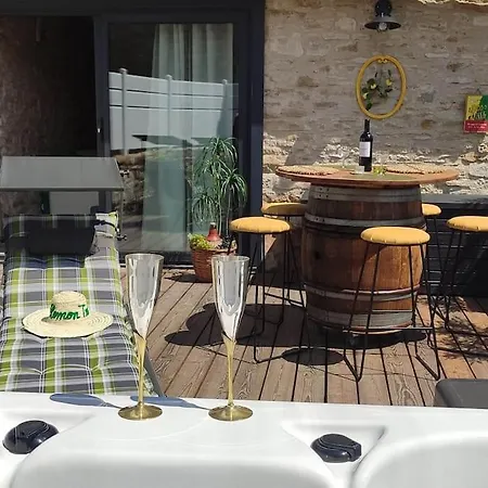 Jacuzzi Au Lemon Tree Et Charme Des Pierres Dorees Panossas Exterior photo